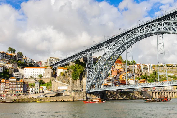 Porto, Portekiz - 21 Haziran 2014: Porto Douro Vadisi, Portekiz'in ikinci büyük şehri ve 2001 yılında Avrupa Kültür Başkenti olarak adlandırıldı