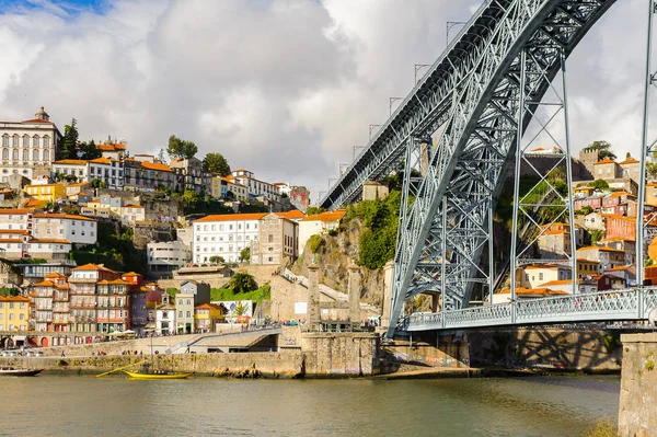 Porto, Portekiz - 21 Haziran 2014: Porto Douro Vadisi, Portekiz'in ikinci büyük şehri ve 2001 yılında Avrupa Kültür Başkenti olarak adlandırıldı