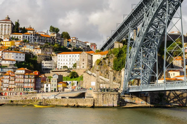 Porto, Portekiz - 21 Haziran 2014: Porto Douro Vadisi, Portekiz'in ikinci büyük şehri ve 2001 yılında Avrupa Kültür Başkenti olarak adlandırıldı