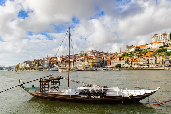 Porto, Portekiz - 21 Haziran 2014: İber Yarımadası'nın en büyük nehirlerinden biri olan Douro nehri üzerindeki tekneler (2157 m)