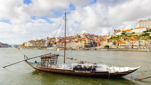 Porto, Portekiz - 21 Haziran 2014: İber Yarımadası'nın en büyük nehirlerinden biri olan Douro nehri üzerindeki tekneler (2157 m)