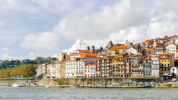 Porto, Portekiz - 21 Haziran 2014: Portekiz'in ikinci büyük şehri olan Porto'nun mimarisi 2001 yılında Avrupa Kültür Başkenti olarak adlandırıldı