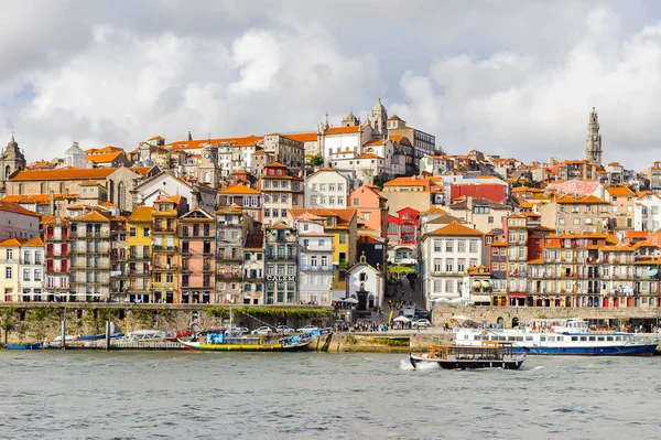 Porto, Portekiz - 21 Haziran 2014: Porto Douro Vadisi, popüler bir turistik yer