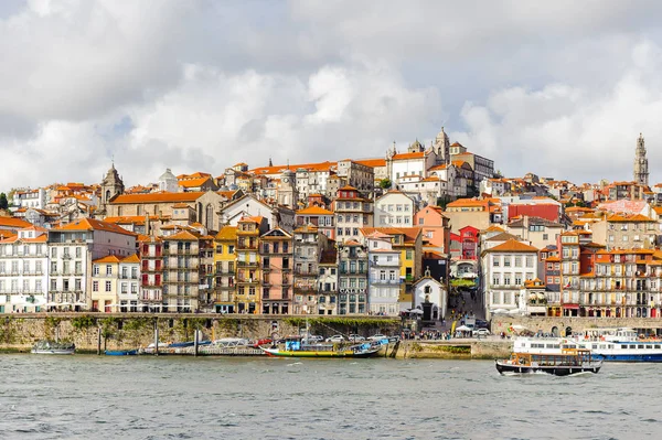 Porto, Portekiz - 21 Haziran 2014: Porto Douro Vadisi, popüler bir turistik yer