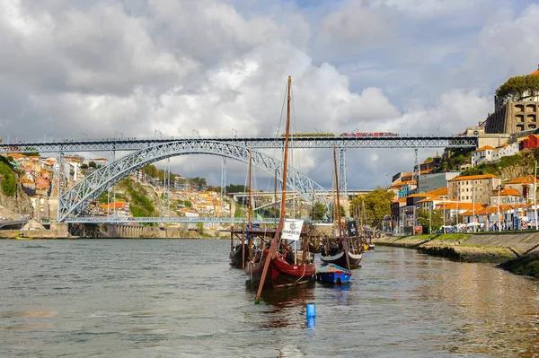 Porto, Portekiz - 21 Haziran 2014: Porto Douro Vadisi, Portekiz'in ikinci büyük şehri ve 2001 yılında Avrupa Kültür Başkenti olarak adlandırıldı