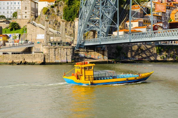 Porto, Portekiz - 21 Haziran 2014: Porto'daki Douro Nehri üzerindeki Dom Luis I Köprüsü, Portekiz'in ikinci büyük şehri ve 2001 yılında Avrupa Kültür Başkenti olarak adlandırıldı
