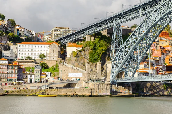 Porto, Portekiz - 21 Haziran 2014: Porto'daki Douro Nehri üzerindeki Dom Luis I Köprüsü, Portekiz'in ikinci büyük şehri ve 2001 yılında Avrupa Kültür Başkenti olarak adlandırıldı