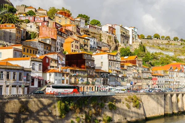 Porto, Portekiz - 21 Haziran 2014: Porto Douro Vadisi, popüler bir turistik yer