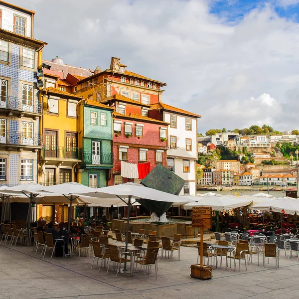 Porto, Portekiz - 21 Haziran 2014: Portekiz'in ikinci büyük şehri olan Porto'nun mimarisi 2001 yılında Avrupa Kültür Başkenti olarak adlandırıldı