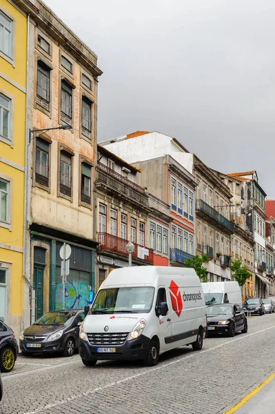 Porto, Portekiz - 21 Haziran 2014: Portekiz'in ikinci büyük şehri olan Porto'nun mimarisi 2001 yılında Avrupa Kültür Başkenti olarak adlandırıldı