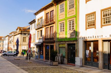 Braga, Portekiz - 14 Ekim 2016: Braga, Portekiz'in tarihi bölümünün mimarisi. Şehir 2012 yılında Avrupa Gençlik Başkenti oldu.