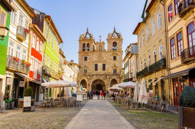 Braga, Portekiz - 14 Ekim 2016: Braga, Portekiz'in tarihi bölümünün mimarisi. Şehir 2012 yılında Avrupa Gençlik Başkenti oldu.