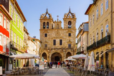 Braga, Portekiz - 14 Ekim 2016: Braga, Portekiz'in tarihi bölümünün mimarisi. Şehir 2012 yılında Avrupa Gençlik Başkenti oldu.