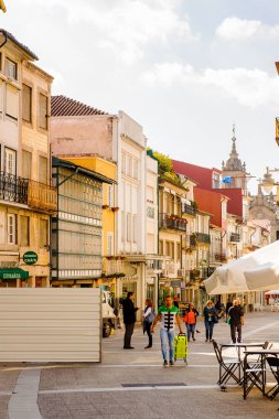 Braga, Portekiz - 14 Ekim 2016: Braga, Portekiz'in tarihi bölümünün mimarisi. Şehir 2012 yılında Avrupa Gençlik Başkenti oldu.