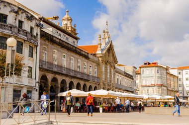 Braga, Portekiz - 14 Ekim 2016: Braga, Portekiz'in tarihi bölümünün mimarisi. Şehir 2012 yılında Avrupa Gençlik Başkenti oldu.
