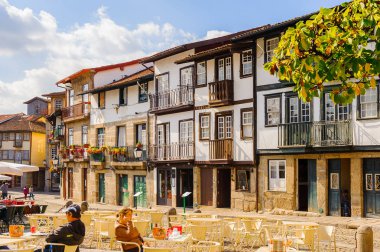 Guimaraes, Portekiz - 14 Ekim 2016: Guimaraes Tarihi Merkezi Oliveira Plaza, Portekiz. Unesco Dünya Mirası