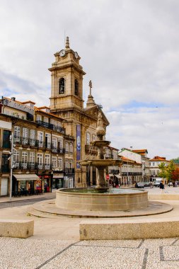 Guimaraes, Portekiz - 14 Ekim 2016: Portekiz'in Guimaraes Tarihi Merkezi'nin Toural meydanının mimarisi. Unesco Dünya Mirası