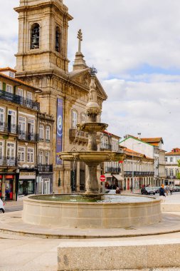 Guimaraes, Portekiz - 14 Ekim 2016: Portekiz'in Guimaraes Tarihi Merkezi'nin Toural meydanının mimarisi. Unesco Dünya Mirası