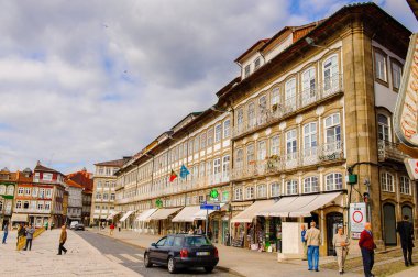 Guimaraes, Portekiz - 14 Ekim 2016: Portekiz'in Guimaraes Tarihi Merkezi'nin Toural meydanının mimarisi. Unesco Dünya Mirası