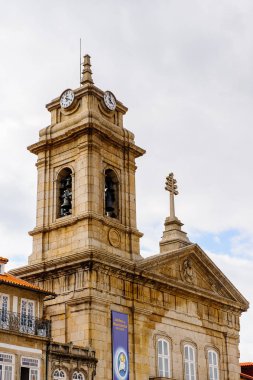 Guimaraes, Portekiz - 14 Ekim 2016: Portekiz'in Guimaraes Tarihi Merkezi'nin Toural meydanının mimarisi. Unesco Dünya Mirası