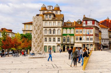 Guimaraes, Portekiz - 14 Ekim 2016: Portekiz'in Guimaraes Tarihi Merkezi'nin Toural meydanının mimarisi. Unesco Dünya Mirası