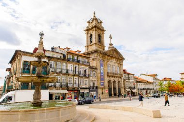Guimaraes, Portekiz - 14 Ekim 2016: Portekiz'in Guimaraes Tarihi Merkezi'nin Toural meydanının mimarisi. Unesco Dünya Mirası
