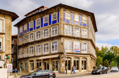 Guimaraes, Portekiz - 14 Ekim 2016: Portekiz'in Guimaraes Tarihi Merkezi'nin Toural meydanının mimarisi. Unesco Dünya Mirası