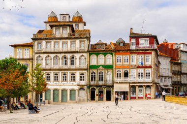 Guimaraes, Portekiz - 14 Ekim 2016: Portekiz'in Guimaraes Tarihi Merkezi'nin Toural meydanının mimarisi. Unesco Dünya Mirası
