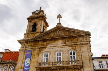 Guimaraes, Portekiz - 14 Ekim 2016: Portekiz'in Guimaraes Tarihi Merkezi'nin Toural meydanının mimarisi. Unesco Dünya Mirası