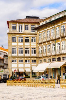 Guimaraes, Portekiz - 14 Ekim 2016: Portekiz'in Guimaraes Tarihi Merkezi'nin Toural meydanının mimarisi. Unesco Dünya Mirası