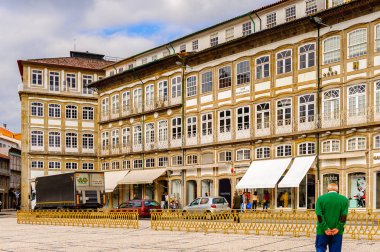 Guimaraes, Portekiz - 14 Ekim 2016: Portekiz'in Guimaraes Tarihi Merkezi'nin Toural meydanının mimarisi. Unesco Dünya Mirası