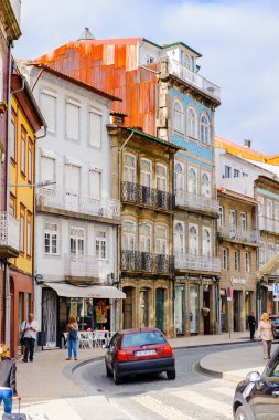 Guimaraes, Portekiz - 14 Ekim 2016: Portekiz'in Guimaraes Tarihi Merkezi'nin Toural meydanının mimarisi. Unesco Dünya Mirası