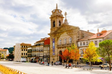 Guimaraes, Portekiz - 14 Ekim 2016: Portekiz'in Guimaraes Tarihi Merkezi'nin Toural meydanının mimarisi. Unesco Dünya Mirası