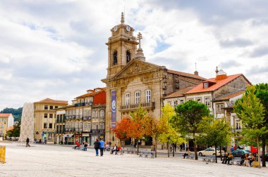 Guimaraes, Portekiz - 14 Ekim 2016: Portekiz'in Guimaraes Tarihi Merkezi'nin Toural meydanının mimarisi. Unesco Dünya Mirası