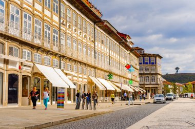 Guimaraes, Portekiz - 14 Ekim 2016: Portekiz'in Guimaraes Tarihi Merkezi'nin Toural meydanının mimarisi. Unesco Dünya Mirası