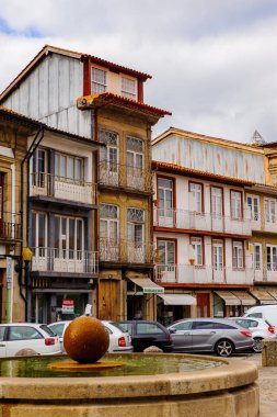 Guimaraes, Portekiz - 14 Ekim 2016: Portekiz'in Guimaraes Tarihi Merkezi'nin Toural meydanının mimarisi. Unesco Dünya Mirası