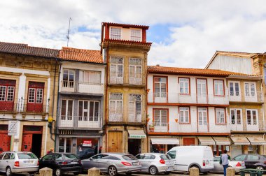 Guimaraes, Portekiz - 14 Ekim 2016: Portekiz'in Guimaraes Tarihi Merkezi'nin Toural meydanının mimarisi. Unesco Dünya Mirası