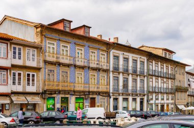 Guimaraes, Portekiz - 14 Ekim 2016: Portekiz'in Guimaraes Tarihi Merkezi'nin Toural meydanının mimarisi. Unesco Dünya Mirası