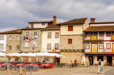 Guimaraes, Portekiz - 14 Ekim 2016: Guimaraes Tarihi Merkezi Oliveira Plaza, Portekiz. Unesco Dünya Mirası