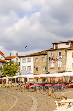 Guimaraes, Portekiz - 14 Ekim 2016: Guimaraes Tarihi Merkezi Oliveira Plaza, Portekiz. Unesco Dünya Mirası