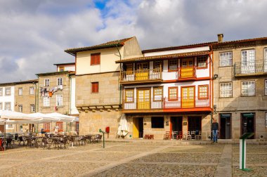 Guimaraes, Portekiz - 14 Ekim 2016: Guimaraes Tarihi Merkezi Oliveira Plaza, Portekiz. Unesco Dünya Mirası