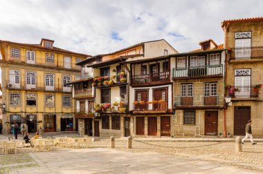 Guimaraes, Portekiz - 14 Ekim 2016: Guimaraes Tarihi Merkezi Oliveira Plaza, Portekiz. Unesco Dünya Mirası