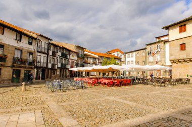 Guimaraes, Portekiz - 14 Ekim 2016: Guimaraes Tarihi Merkezi Oliveira Plaza, Portekiz. Unesco Dünya Mirası
