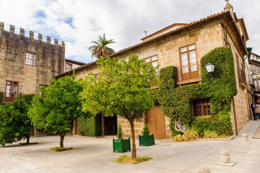 Guimaraes, Portekiz - 14 Ekim 2016: Guimaraes Tarihi Merkezi Mimarisi, Portekiz. Unesco Dünya Mirası