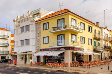 Nazare, Portekiz - 15 Ekim 2016: Nasıra Sahili, Portekiz. Bu Silver Coast (Costa de Prata en popüler sahil beldelerinden biridir)