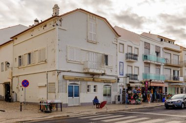 Nazare, Portekiz - 15 Ekim 2016: Nasıra Sahili Mimarisi, Portekiz. Bu Silver Coast (Costa de Prata en popüler sahil beldelerinden biridir)