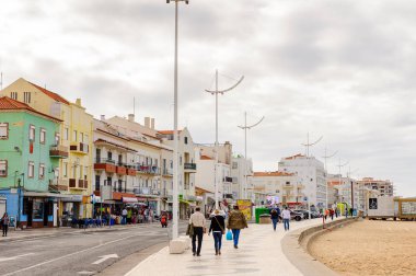Nazare, Portekiz - 15 Ekim 2016: Nasıra Sahili Mimarisi, Portekiz. Bu Silver Coast (Costa de Prata en popüler sahil beldelerinden biridir)
