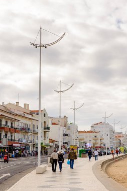 Nazare, Portekiz - 15 Ekim 2016: Nasıra Sahili Mimarisi, Portekiz. Bu Silver Coast (Costa de Prata en popüler sahil beldelerinden biridir)