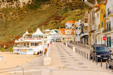 Nazare, Portekiz - 15 Ekim 2016: Nasıra Sahili Mimarisi, Portekiz. Bu Silver Coast (Costa de Prata en popüler sahil beldelerinden biridir).