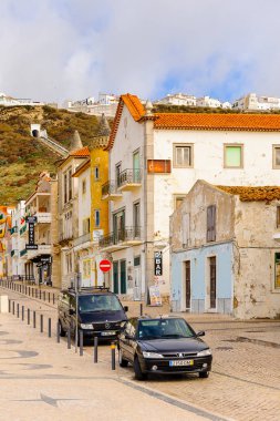 Nazare, Portekiz - 15 Ekim 2016: Nasıra Sahili Mimarisi, Portekiz. Bu Silver Coast (Costa de Prata en popüler sahil beldelerinden biridir).